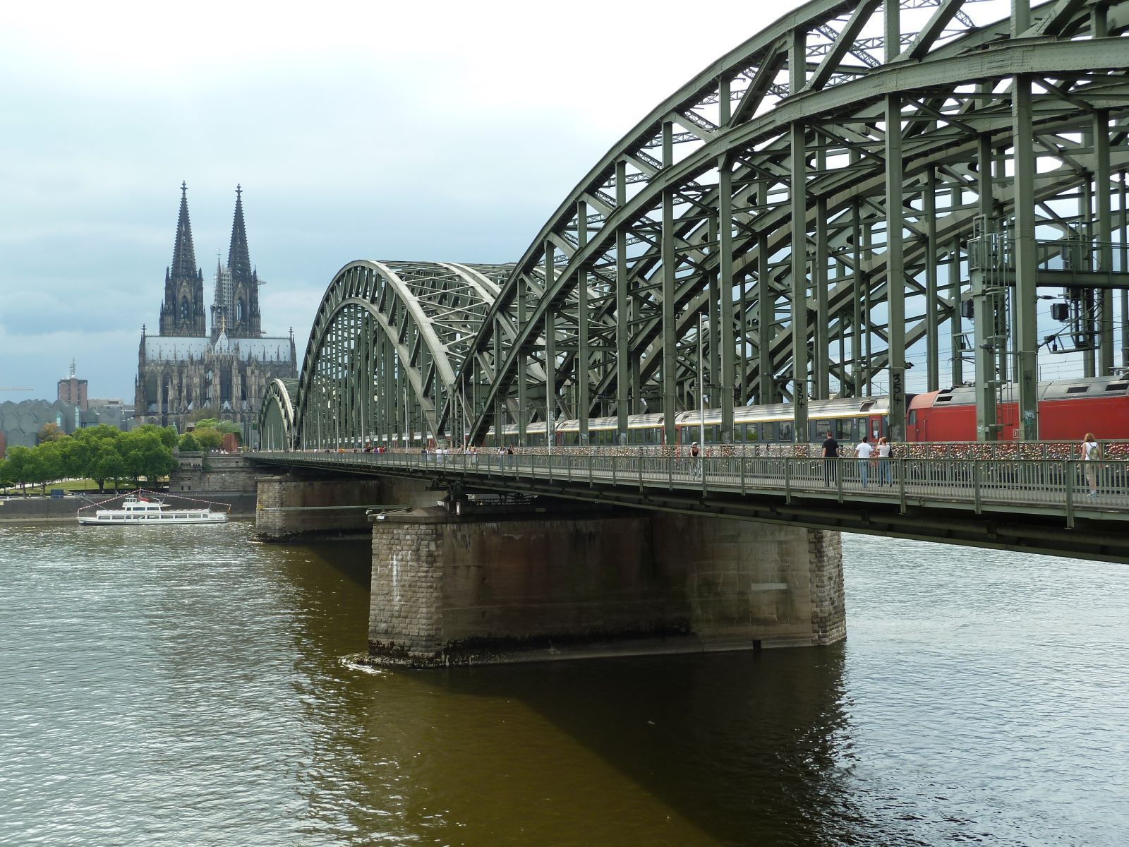 Die Brücke wurde 1908 anstelle der Dombrücke errichtet. 